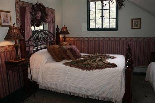 The Historic Brook Forest Inn Evergreen Exterior foto
